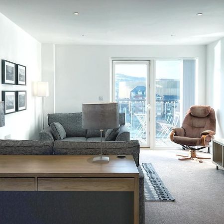 Elegant And Bright Seaside Apt In Swansea Marina Экстерьер фото