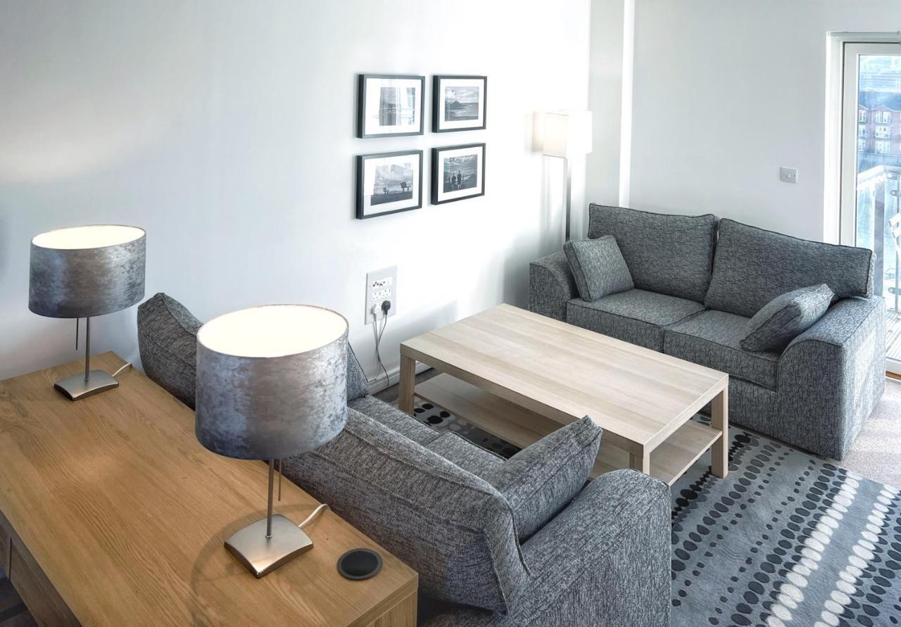 Elegant And Bright Seaside Apt In Swansea Marina Экстерьер фото