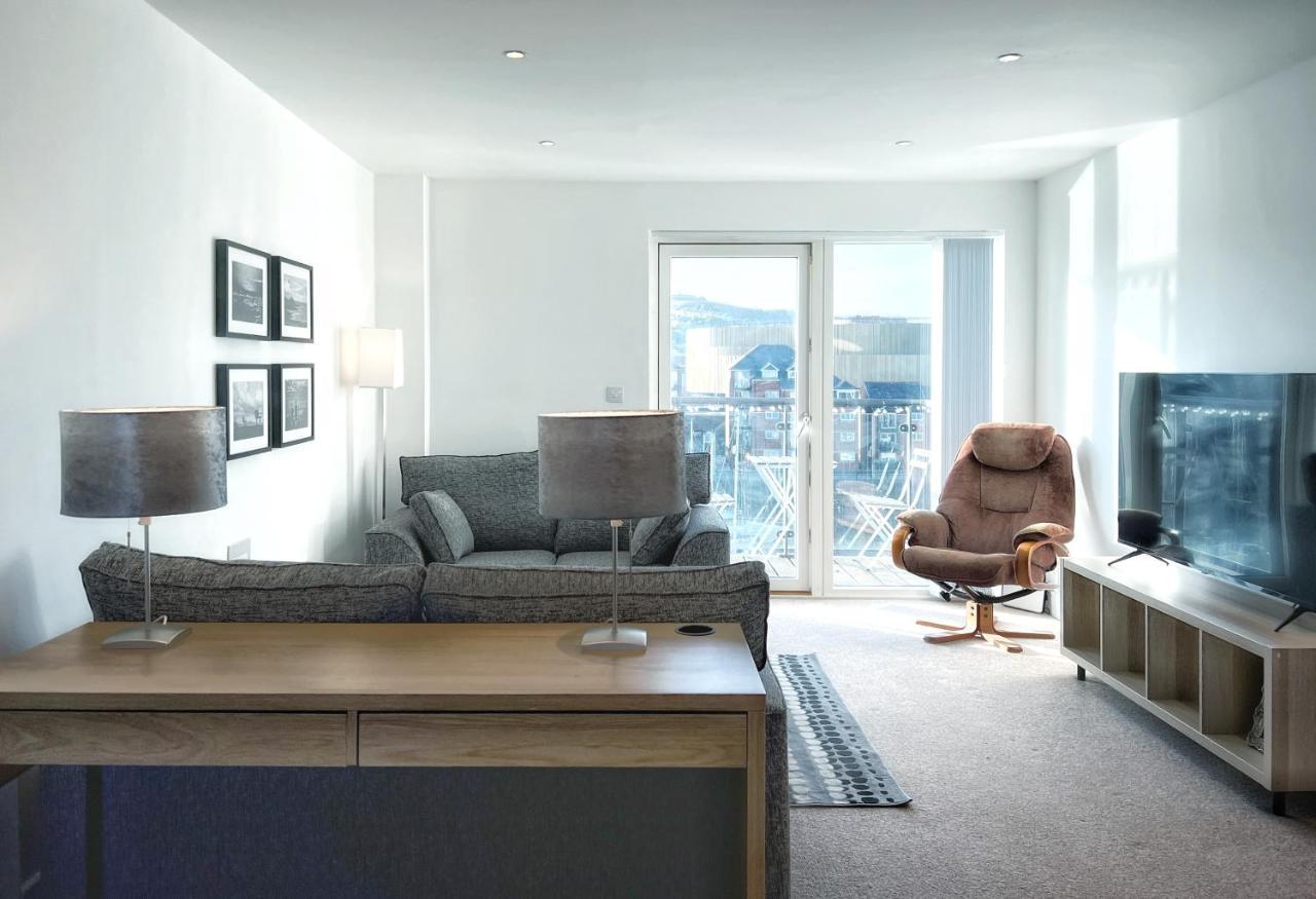 Elegant And Bright Seaside Apt In Swansea Marina Экстерьер фото
