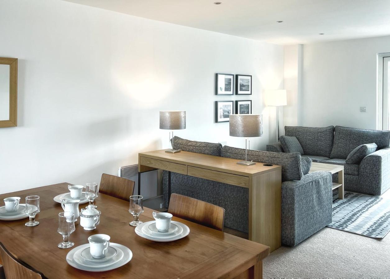 Elegant And Bright Seaside Apt In Swansea Marina Экстерьер фото