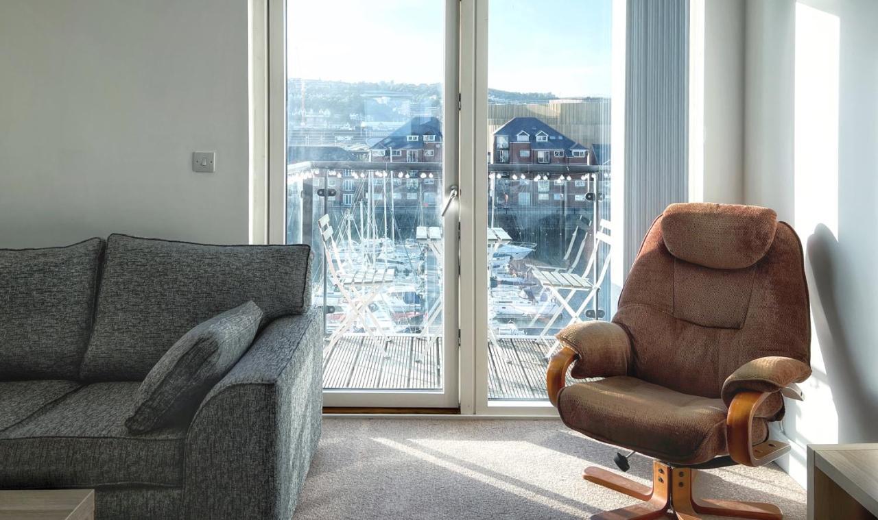 Elegant And Bright Seaside Apt In Swansea Marina Экстерьер фото