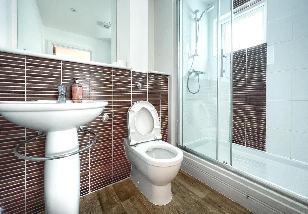 Elegant And Bright Seaside Apt In Swansea Marina Экстерьер фото