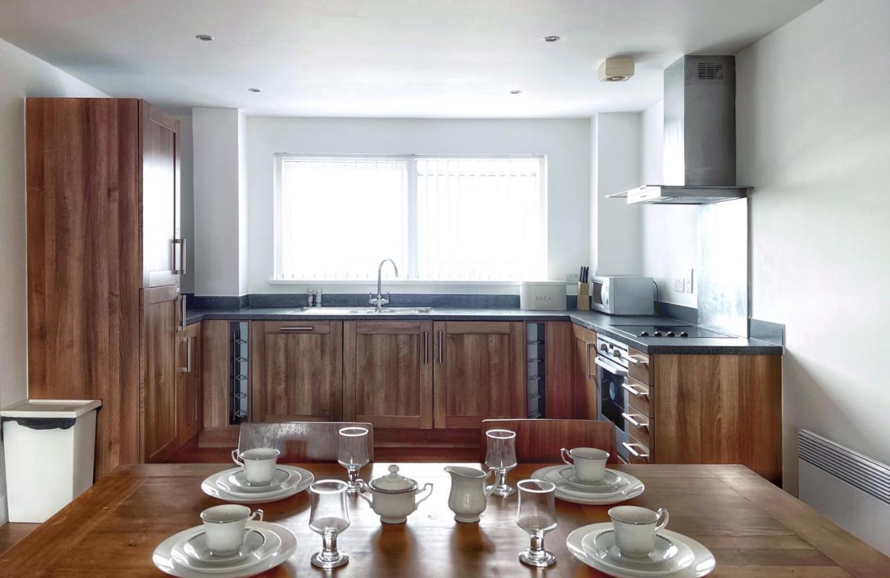 Elegant And Bright Seaside Apt In Swansea Marina Экстерьер фото