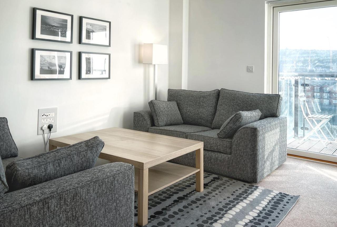 Elegant And Bright Seaside Apt In Swansea Marina Экстерьер фото