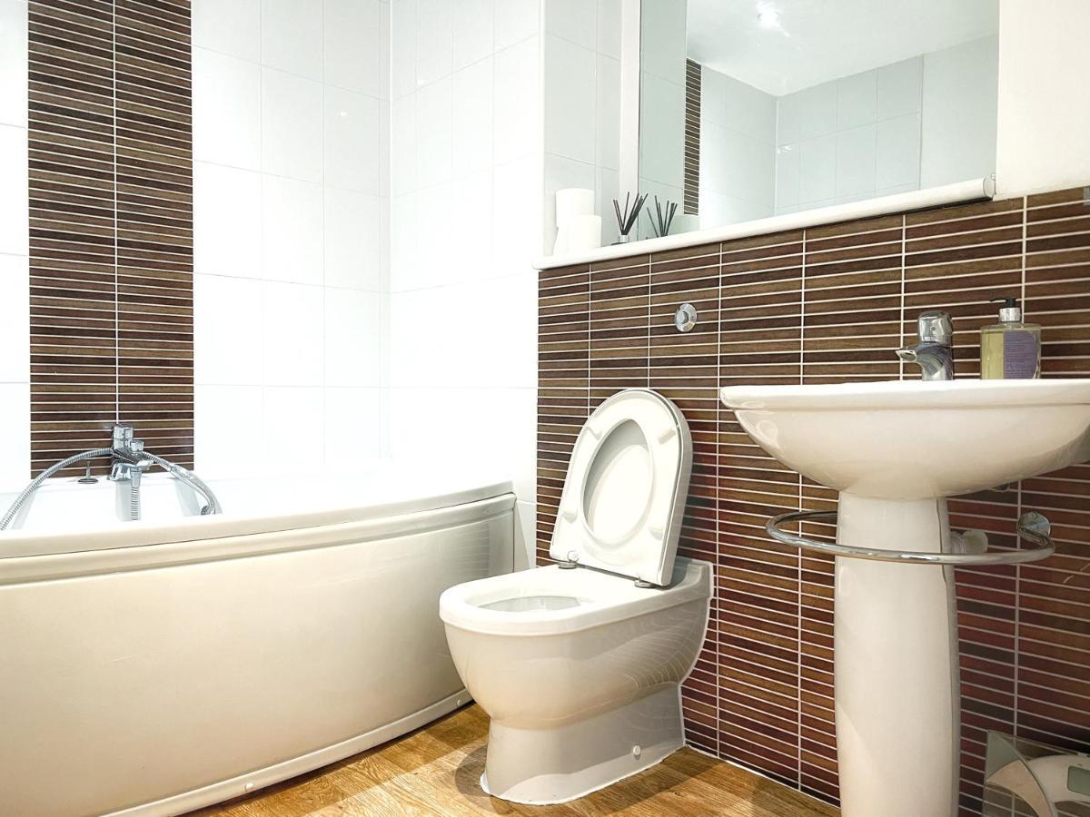 Elegant And Bright Seaside Apt In Swansea Marina Экстерьер фото